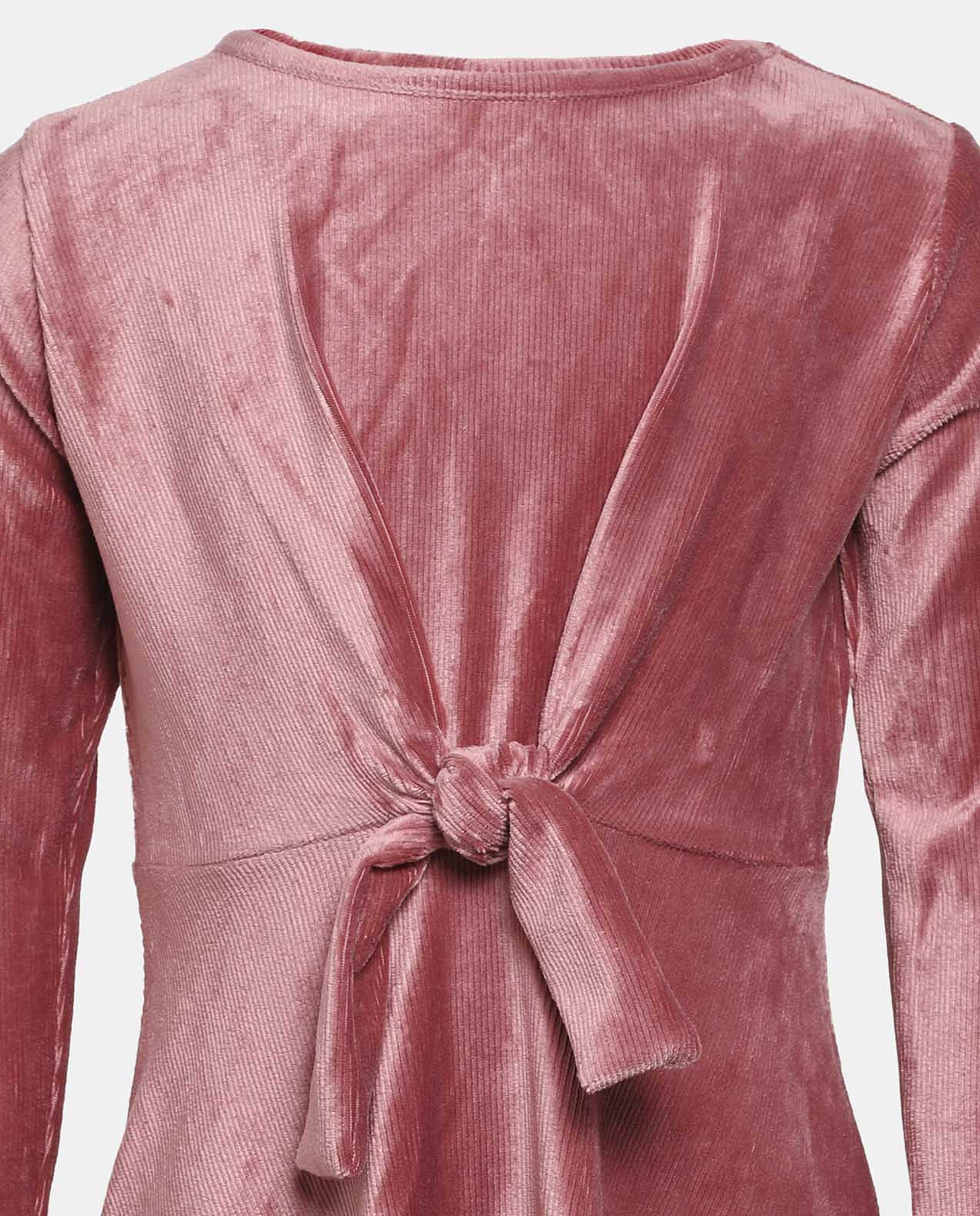 فستان متوسط الطول ومتين مزين بربطات بأكمام طويلة باللون الوردي