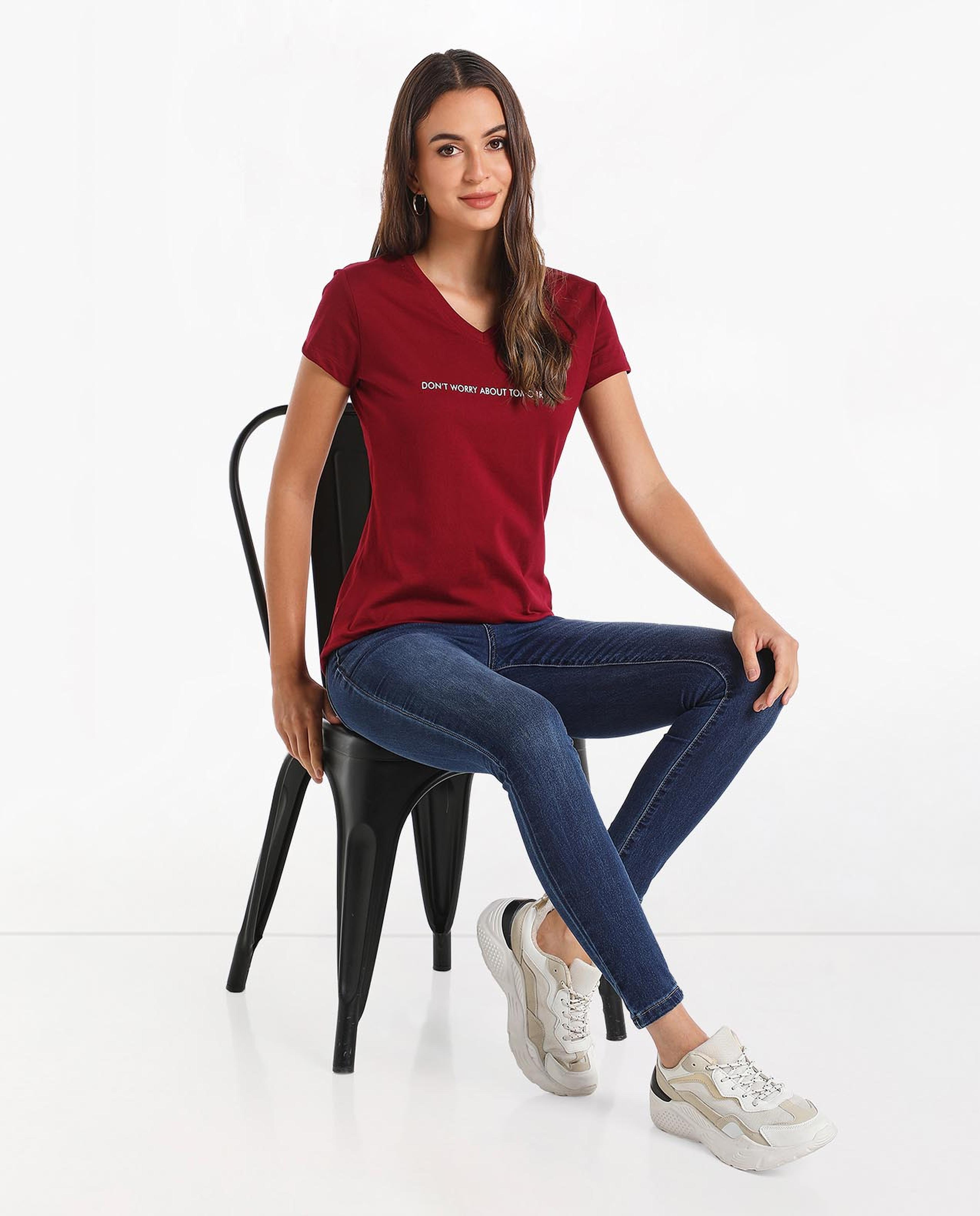 Graphic Printed Casual T-Shirt With Short Sleeves And V-Neck