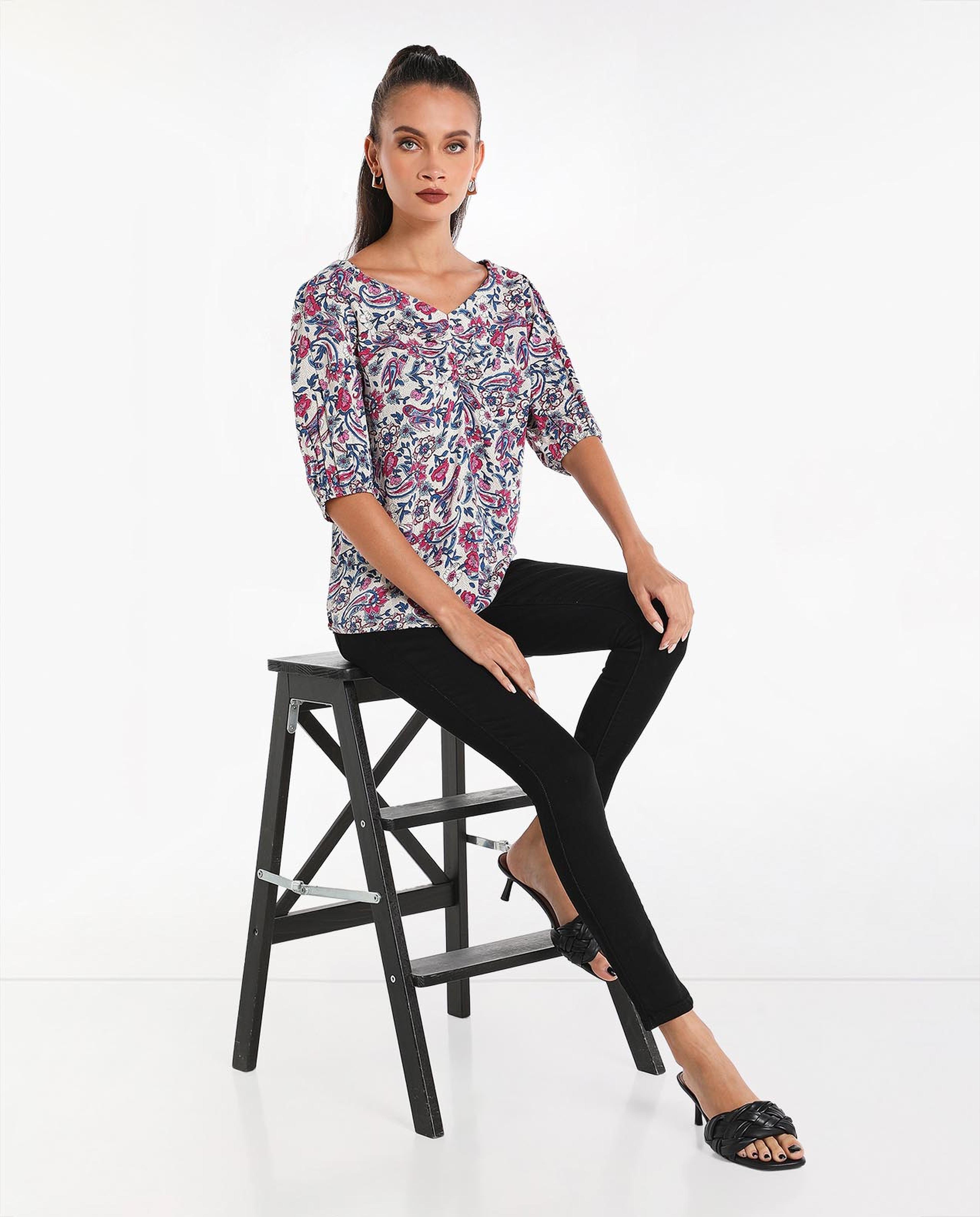 Printed Casual Top with V-Neck and Balloon Sleeve