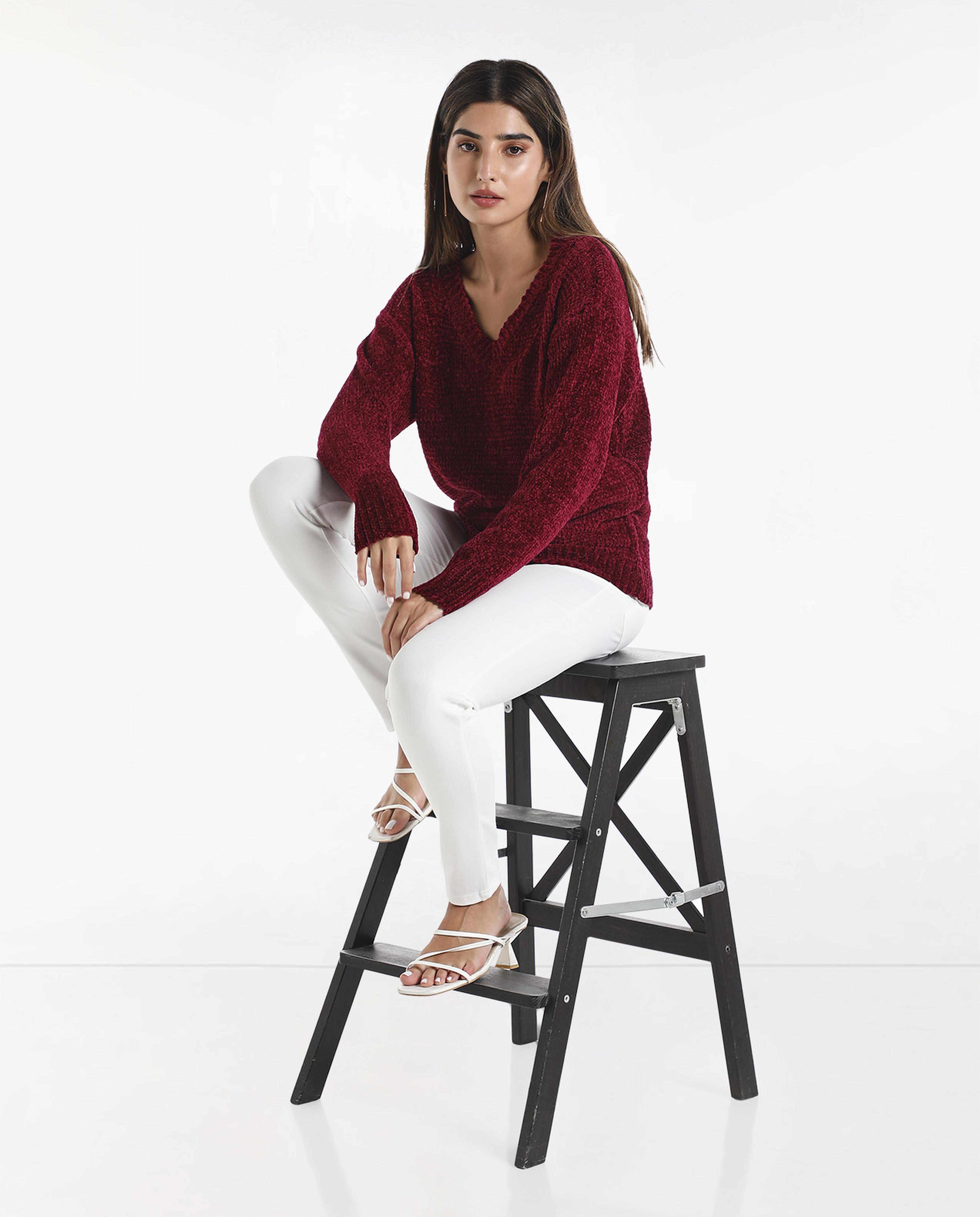 Solid Casual Sweater with V-Neck and Long Sleeves