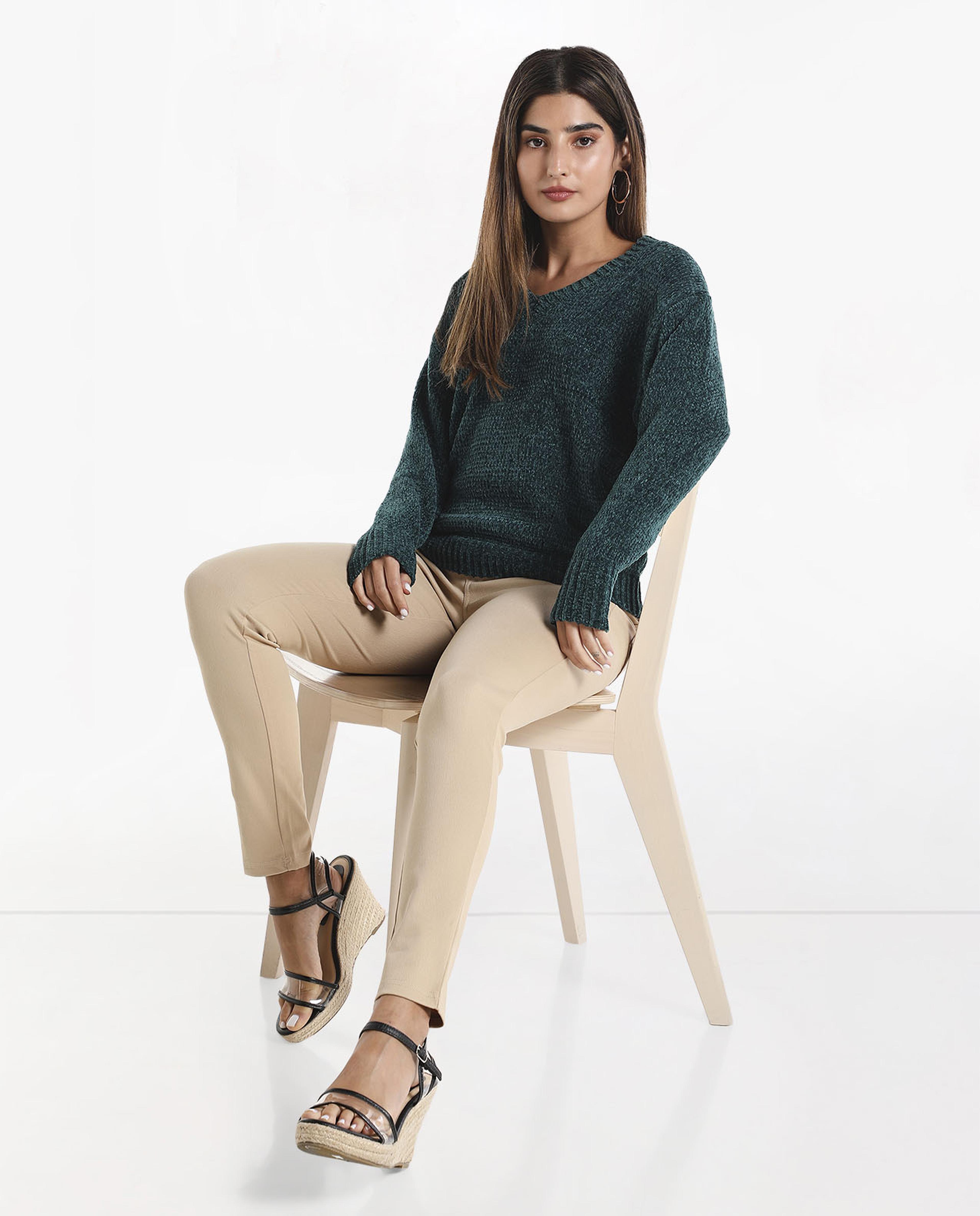 Solid Casual Sweater with V-Neck and Long Sleeves