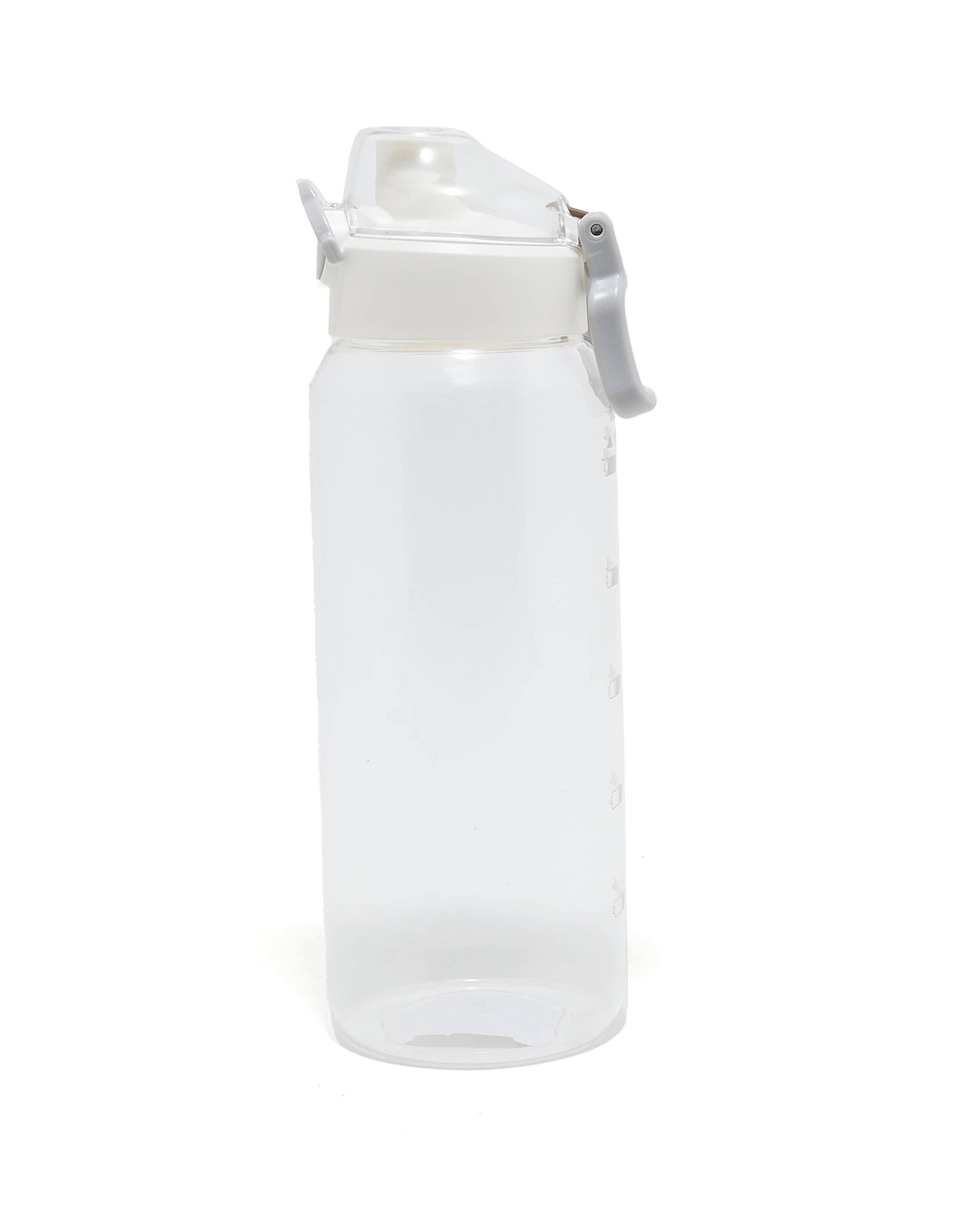 زجاجة ماء شفافة