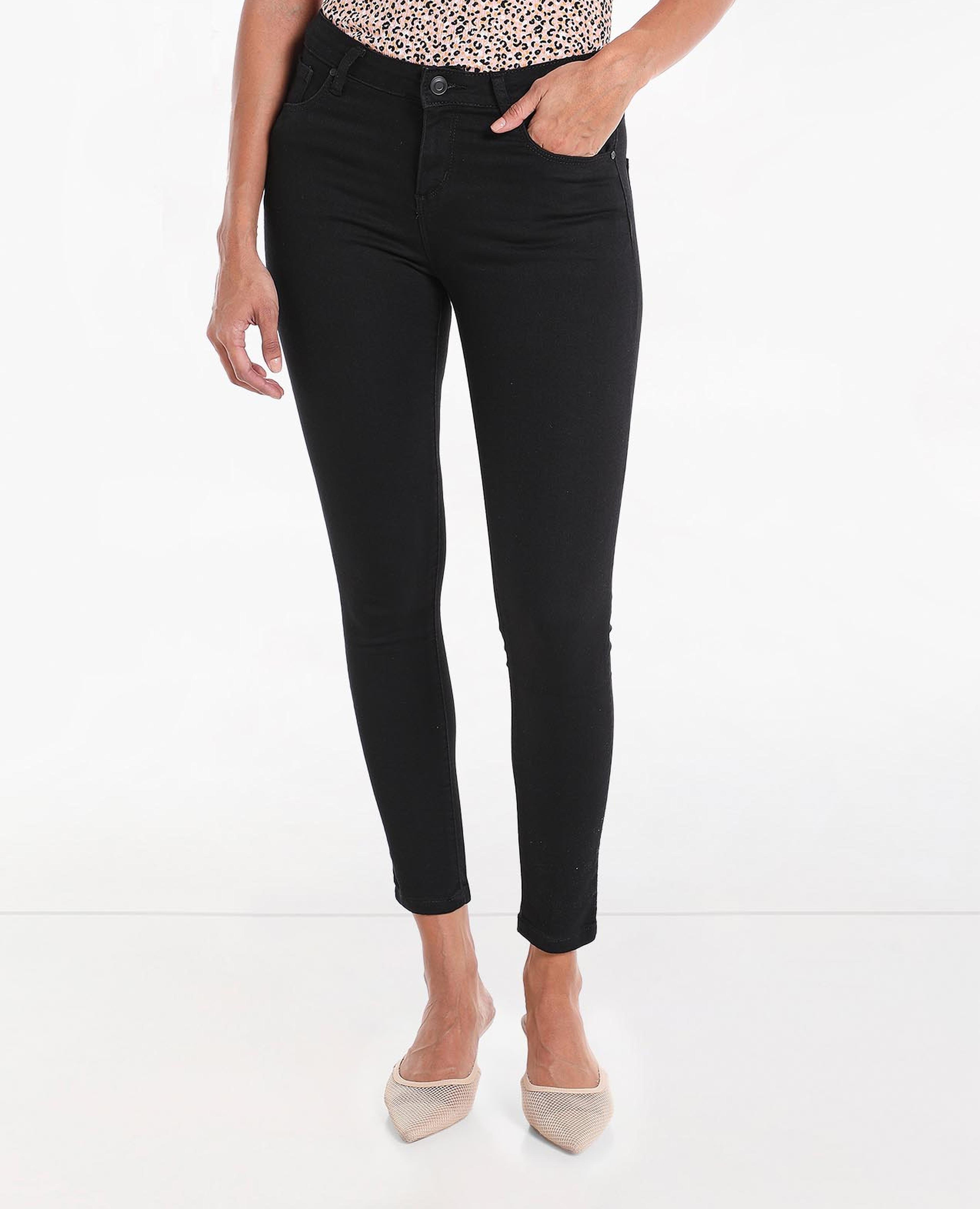 Solid Clean Look Mid-Rise Skinny Fit Cropped Jeans with Button Closure