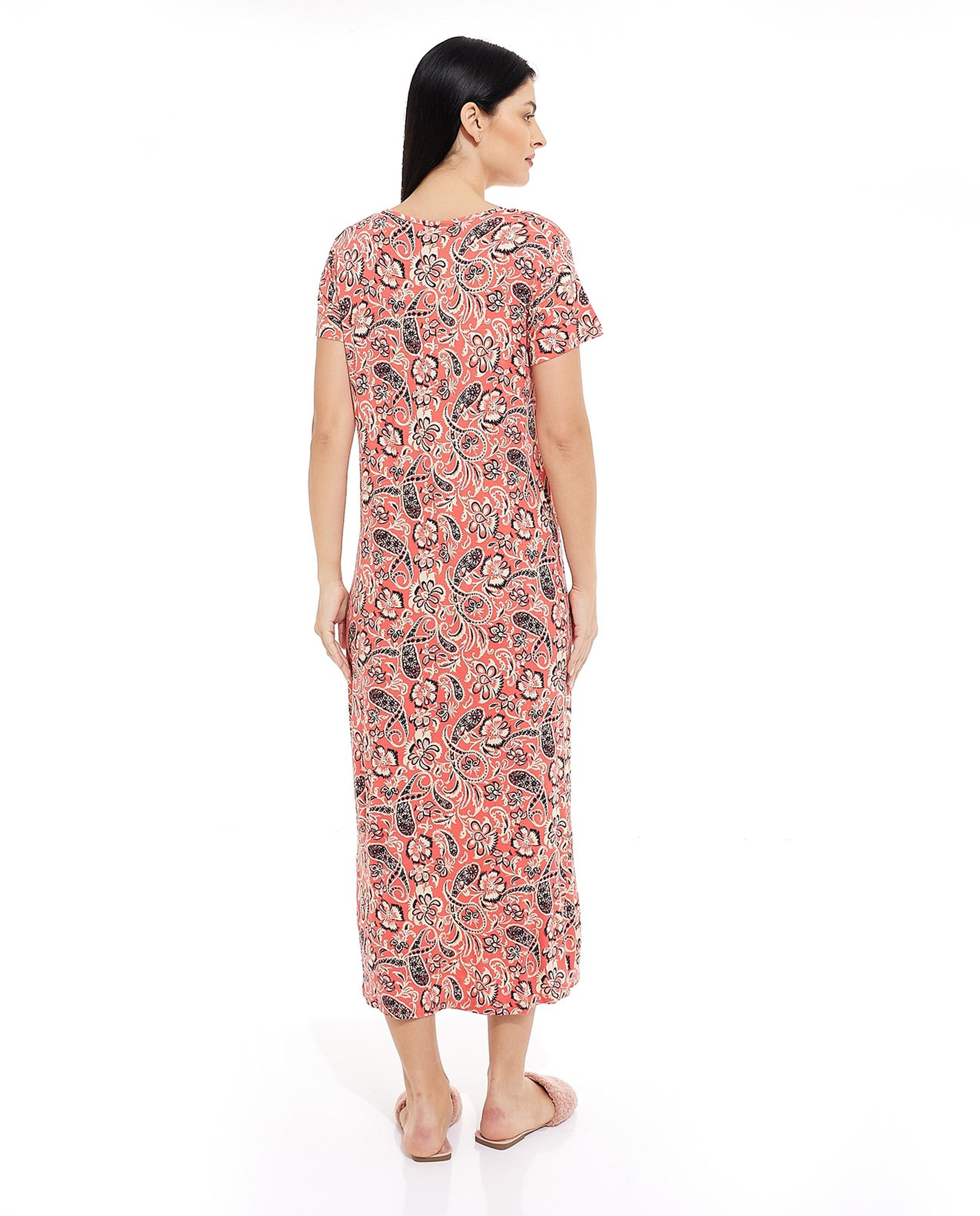 فستان نوم بطبعة بيزلي بياقة على شكل V وأكمام قصيرة