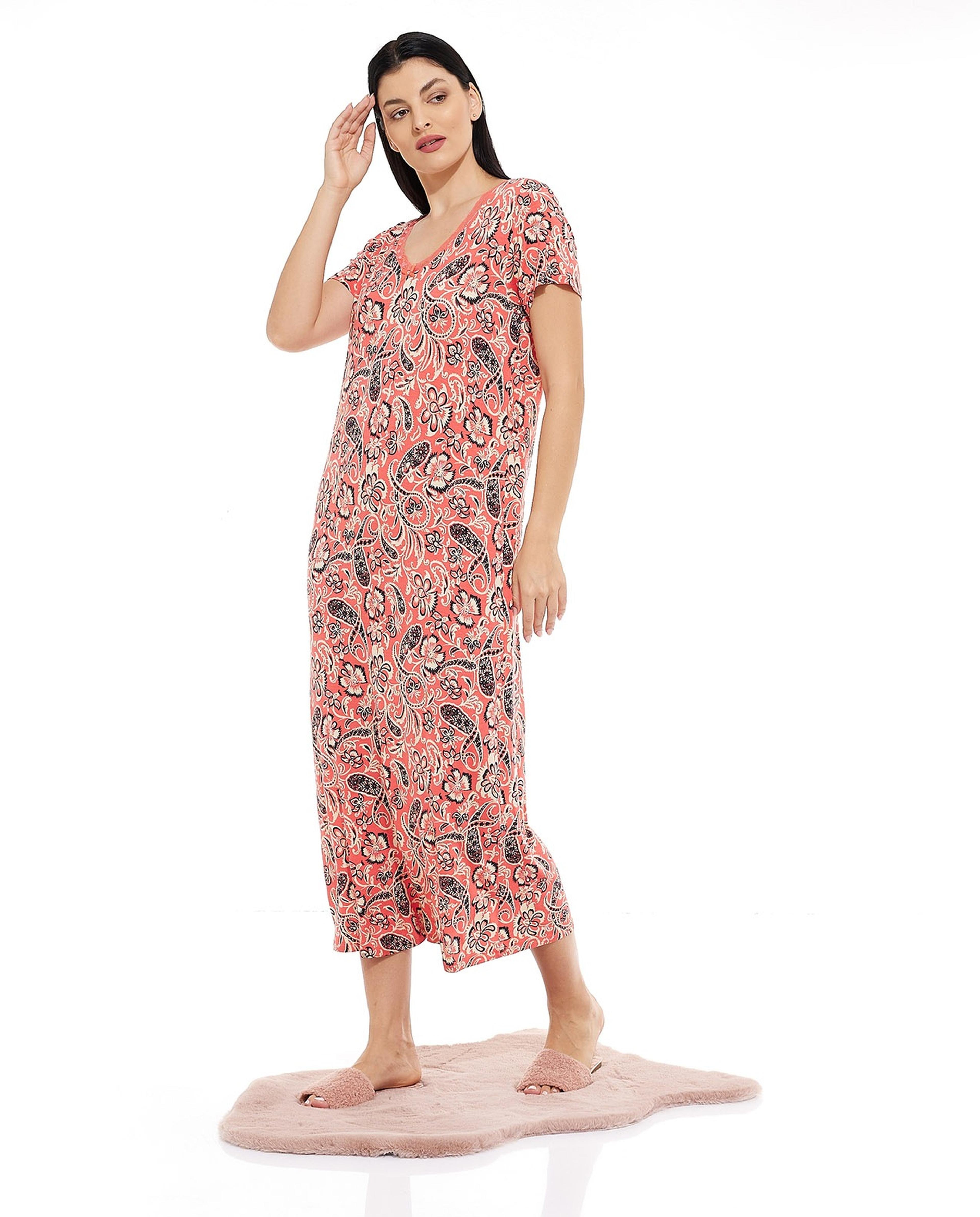 فستان نوم بطبعة بيزلي بياقة على شكل V وأكمام قصيرة