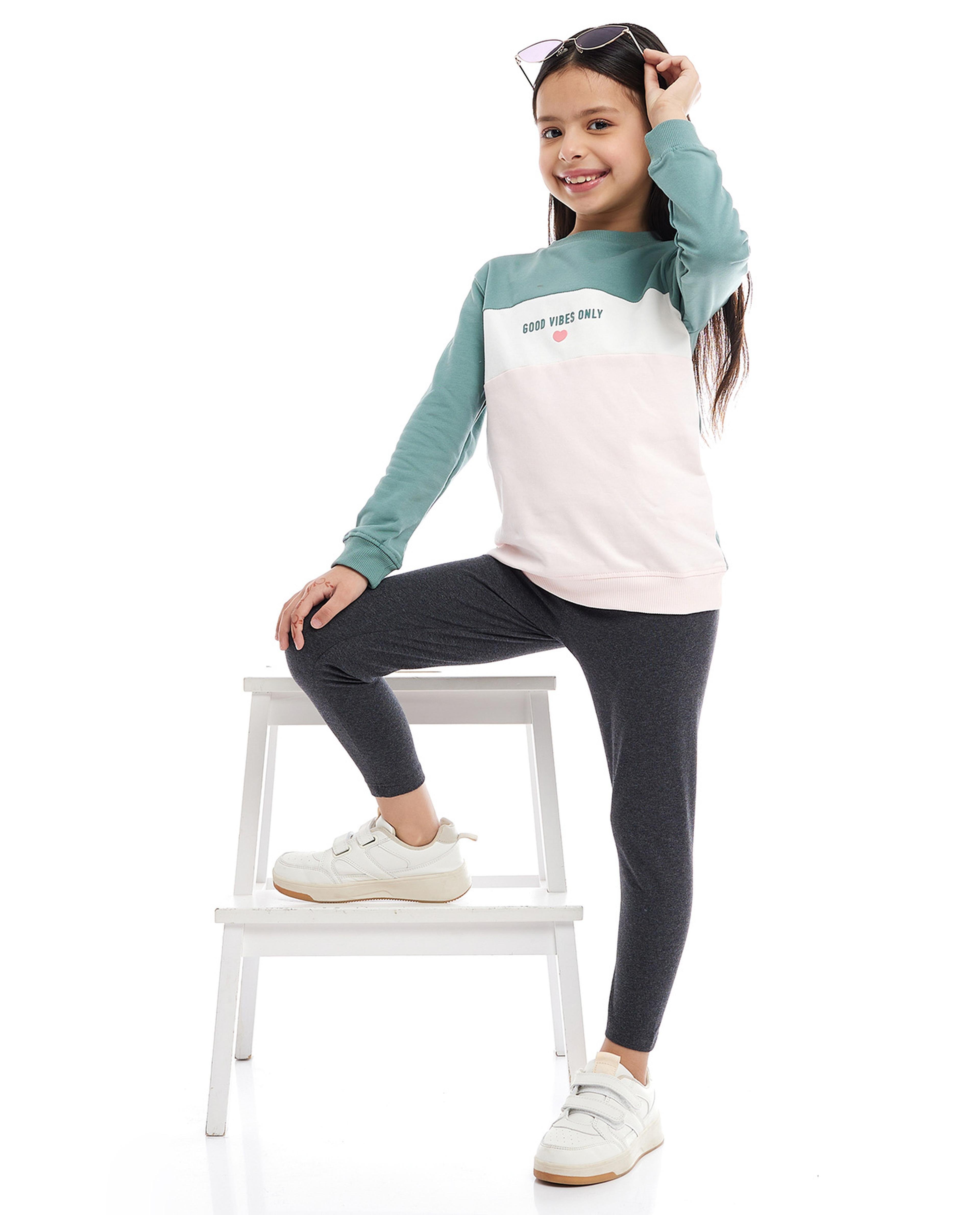 Color Block Sweatshirt with Crew Neck and Long Sleeves
