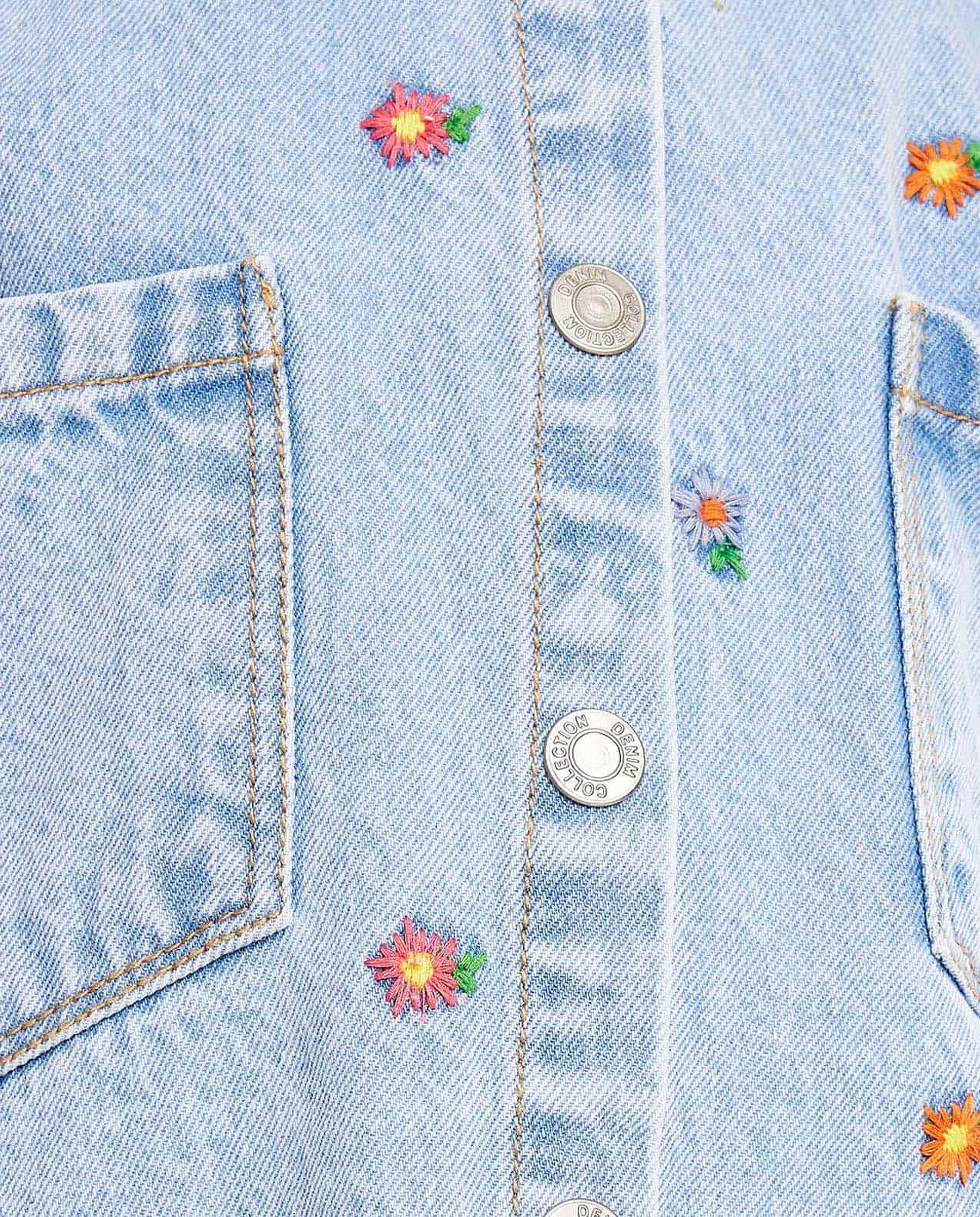 Embroidered Denim Jacket with Classic Collar and Long Sleeves